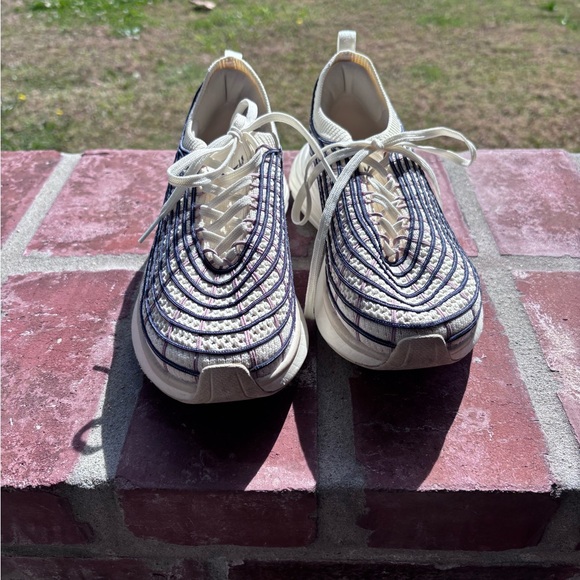 EUC APL Techloom Running Shoes. Stylish Cream Patterned Sneakers. Size 7.5 - Picture 8 of 9